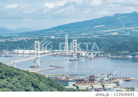 北海道室蘭市　高台から望む夏の室蘭の街並み（白鳥橋周辺） 113026891