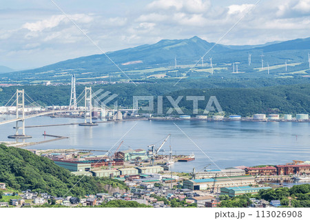 北海道室蘭市　高台から望む夏の室蘭の街並み（白鳥橋周辺） 113026908