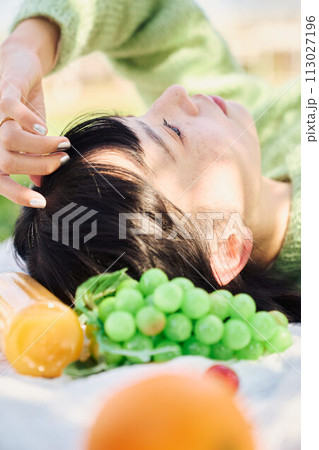 ピクニックを楽しむ女性 ピクニックを楽しむ女性 113027196
