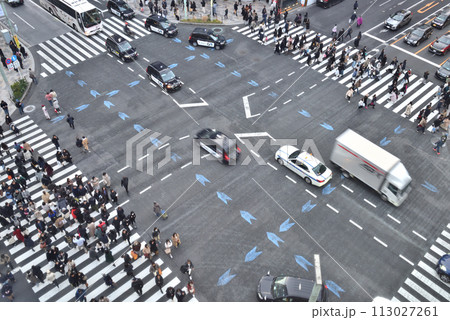 銀座通りが青信号の銀座四丁目交差点 銀座通りが青信号の銀座四丁目交差点 113027261