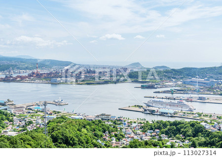 北海道室蘭市 夏の北海道 高台から望む夏の室蘭の街並み(室蘭港周辺) 北海道室蘭市 夏の北海道 高台から望む夏の室蘭の街並み(室蘭港周辺) 113027314