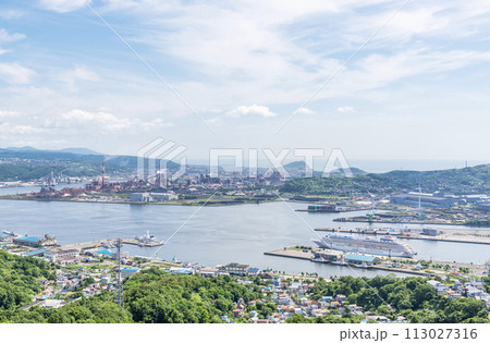 北海道室蘭市 夏の北海道 高台から望む夏の室蘭の街並み(室蘭港周辺) 北海道室蘭市 夏の北海道 高台から望む夏の室蘭の街並み(室蘭港周辺) 113027316