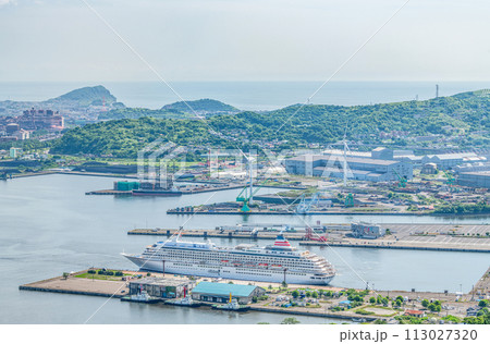 北海道室蘭市　夏の北海道　高台から望む夏の室蘭の街並み（室蘭港周辺） 113027320
