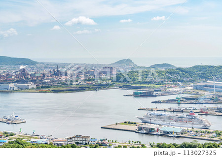 北海道室蘭市 夏の北海道 高台から望む夏の室蘭の街並み(室蘭港周辺) 北海道室蘭市 夏の北海道 高台から望む夏の室蘭の街並み(室蘭港周辺) 113027325