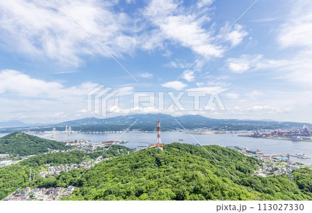 北海道室蘭市　高台から望む夏の室蘭の街並み 113027330