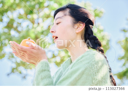 果物を持つ女性 果物を持つ女性 113027366