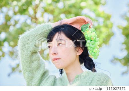 果物を持つ女性 果物を持つ女性 113027371