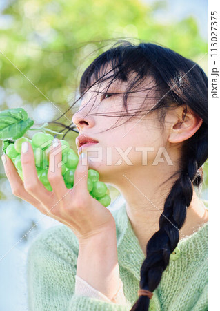 果物を持つ女性 113027375