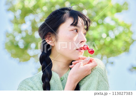果物を持つ女性 113027383