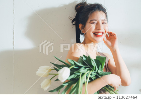 女性と花のビューティーイメージ 女性と花のビューティーイメージ 113027464