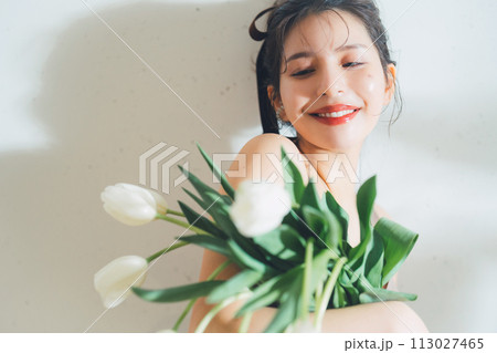 女性と花のビューティーイメージ 113027465