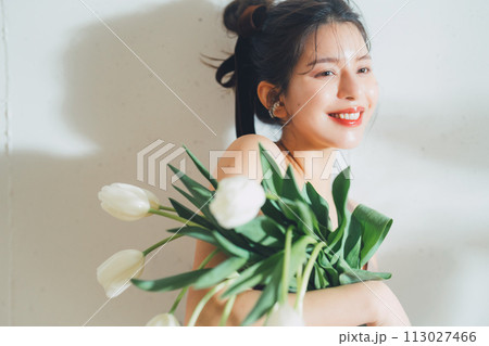 女性と花のビューティーイメージ 113027466