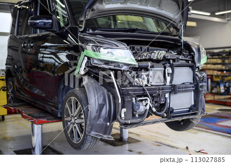自動車 車 グリル 前面 作業場 整備工場 イメージ 自動車 車 グリル 前面 作業場 整備工場 イメージ 113027885
