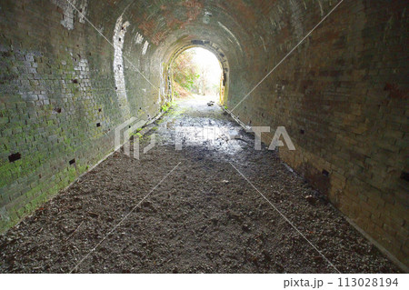 廃止閉鎖された鐘ヶ坂隧道（明治・昭和のトンネル）の様子 113028194