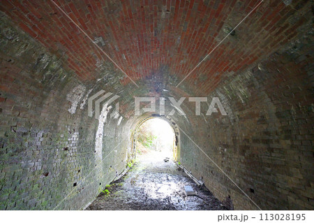 廃止閉鎖された鐘ヶ坂隧道（明治・昭和のトンネル）の様子 113028195