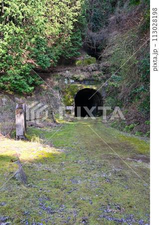 廃止閉鎖された鐘ヶ坂隧道（明治・昭和のトンネル）の様子 113028198