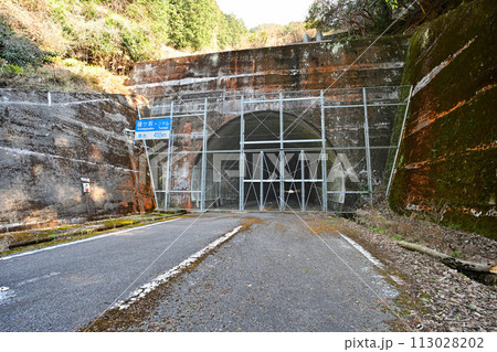 廃止閉鎖された鐘ヶ坂隧道（明治・昭和のトンネル）の様子 113028202