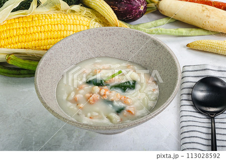 Soup with prawn and noodle 113028592