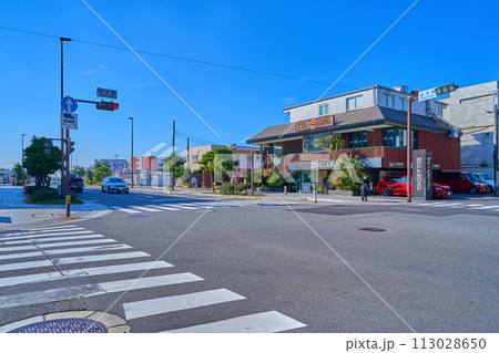 神奈川県鎌倉市由比ガ浜2丁目の海岸橋交差点から由比ガ浜4丁目(海岸方面)を見る 113028650