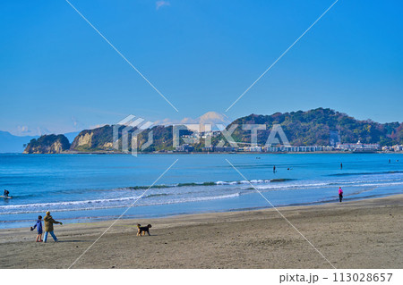 神奈川県鎌倉市材木座5丁目の滑川河口付近から由比ヶ浜(坂ノ下など)を見る 113028657