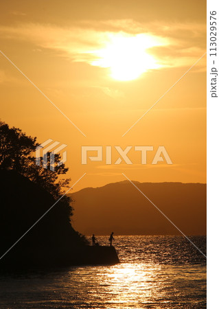 瀬戸内の夕日とアオリイカを釣る人 113029576