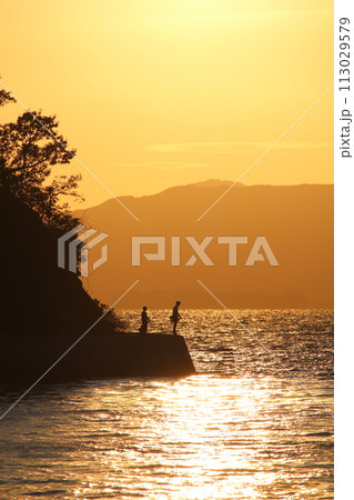 瀬戸内の夕日とアオリイカを釣る人 113029579