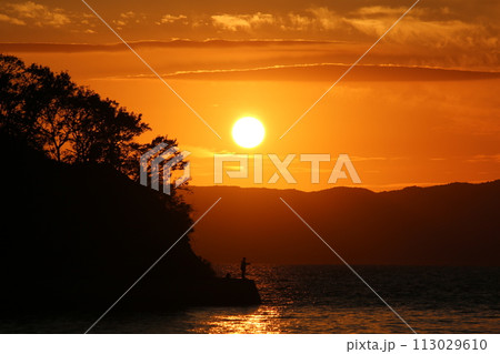 瀬戸内の夕日とアオリイカを釣る人 113029610