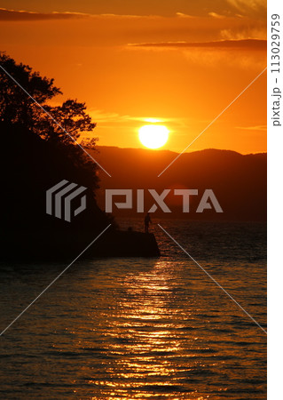 瀬戸内の夕日とアオリイカを釣る人 瀬戸内の夕日とアオリイカを釣る人 113029759