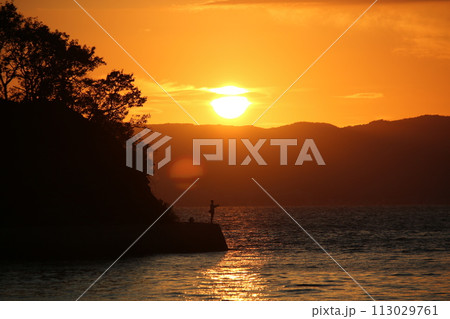 瀬戸内の夕日とアオリイカを釣る人 瀬戸内の夕日とアオリイカを釣る人 113029761
