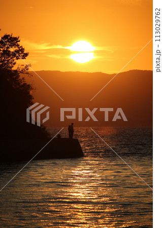 瀬戸内の夕日とアオリイカを釣る人 113029762