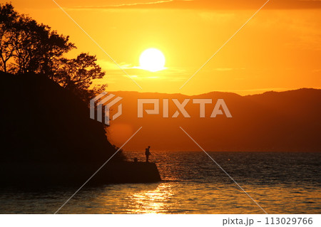 瀬戸内の夕日とアオリイカを釣る人 瀬戸内の夕日とアオリイカを釣る人 113029766