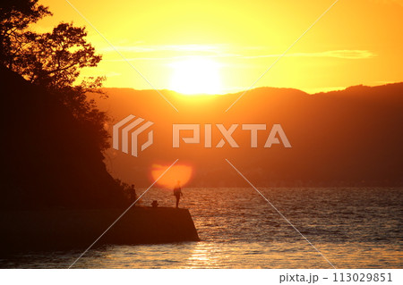 瀬戸内の夕日とアオリイカを釣る人 瀬戸内の夕日とアオリイカを釣る人 113029851