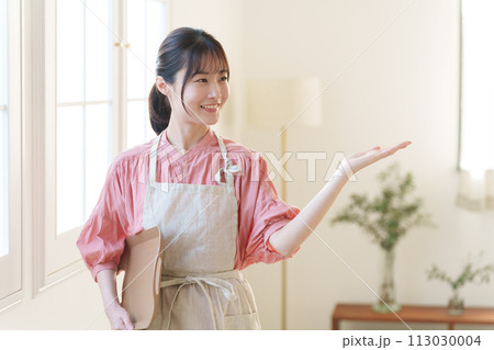 笑顔のカフェ店員 113030004