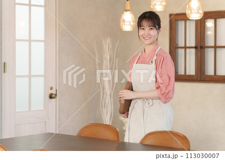 笑顔のカフェ店員 笑顔のカフェ店員 113030007