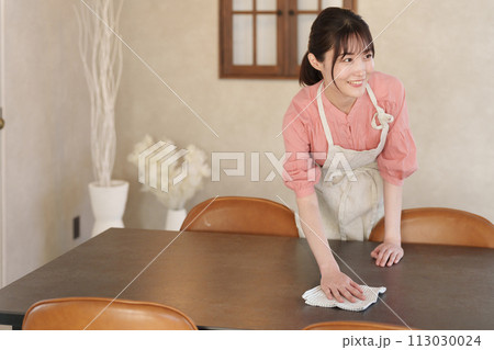 テーブルを掃除する女性アルバイトスタッフ 113030024