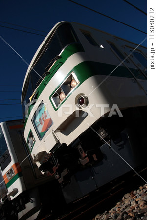 夕刻の日を浴びて車体を輝かせる185系新幹線リレー色(小山車両センター撮影会)_2024/3/2撮影 夕刻の日を浴びて車体を輝かせる185系新幹線リレー色(小山車両センター撮影会)_2024/3/2撮影 113030212