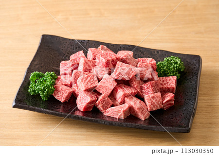 角切りにした牛もも肉　宮崎県産黒毛和牛 113030350