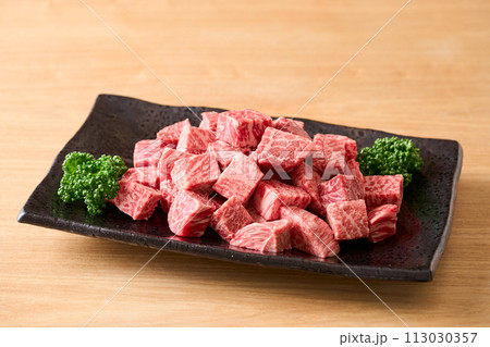 角切りにした牛もも肉　宮崎県産黒毛和牛 113030357