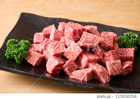 角切りにした牛もも肉 宮崎県産黒毛和牛 角切りにした牛もも肉 宮崎県産黒毛和牛 113030359
