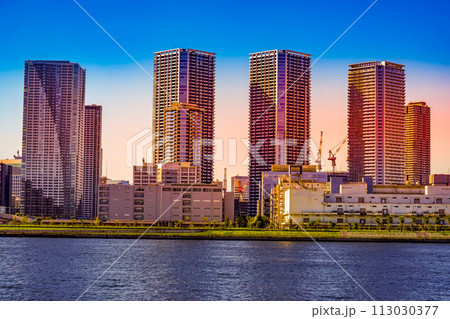 高層ビルと青空 113030377