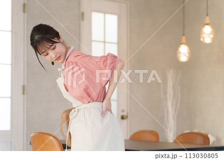 体調不良の女性店員 体調不良の女性店員 113030805