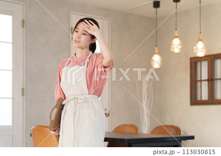 体調不良の女性店員 113030815