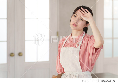 体調不良の女性店員 体調不良の女性店員 113030819