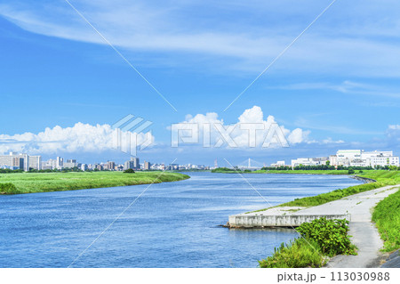 青空広がる夏の多摩川【東京都・大田区-神奈川県・川崎市】 青空広がる夏の多摩川【東京都・大田区-神奈川県・川崎市】 113030988