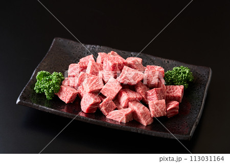 角切りにした牛もも肉　宮崎県産黒毛和牛 113031164