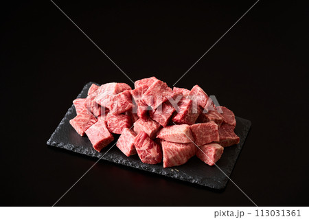 角切りにした牛もも肉 宮崎県産黒毛和牛 角切りにした牛もも肉 宮崎県産黒毛和牛 113031361