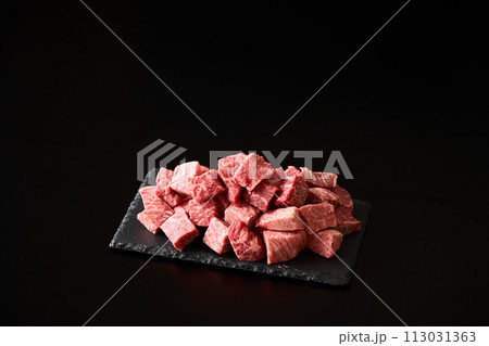 角切りにした牛もも肉 宮崎県産黒毛和牛 角切りにした牛もも肉 宮崎県産黒毛和牛 113031363