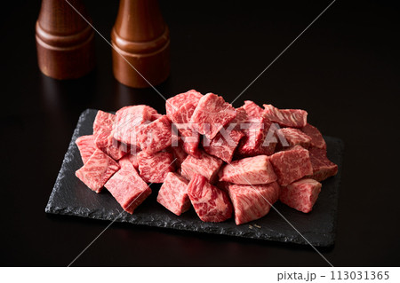 角切りにした牛もも肉　宮崎県産黒毛和牛 113031365