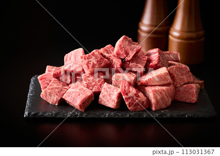 角切りにした牛もも肉 宮崎県産黒毛和牛 角切りにした牛もも肉 宮崎県産黒毛和牛 113031367