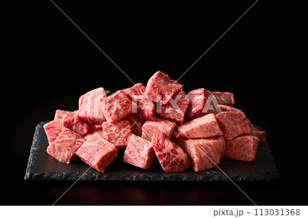 角切りにした牛もも肉　宮崎県産黒毛和牛 113031368
